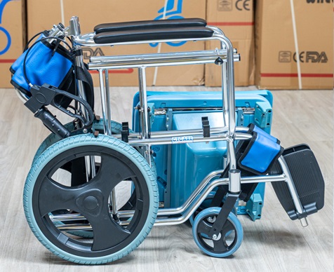 Những tiện lợi của xe lăn cho người già có bô vệ sinh