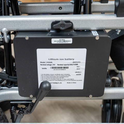 xe lăn điện khung nhôm D702 - pin Lithium